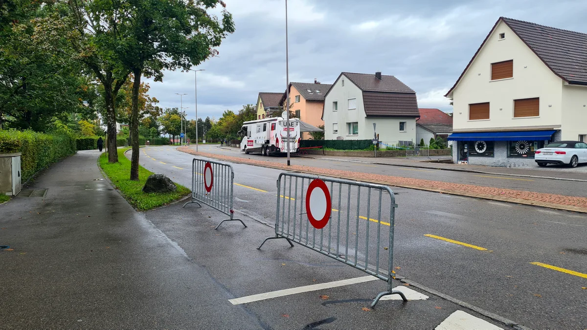 Leere Strassen, gesperrte Ein- und Ausfahrten: Das Ustermer Zentrum ist während der drei Renntage mit dem Auto nur schwer bis gar nicht zu erreichen. Im Hintergrund sieht man den Teambus der Fahrenden aus den Vereinigten Arabischen Emiraten. Eine leere Strasse, davor zwei Absperrgitter.